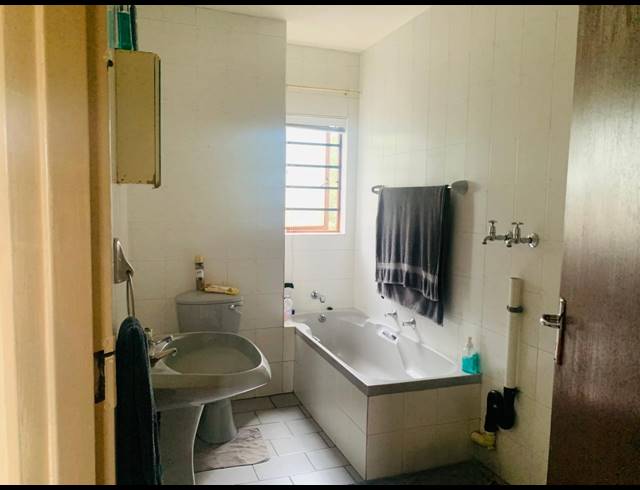 2 BEDROOM FLAT FOR SALE IN VANDERBIJLPARK SE 2